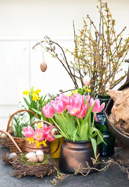 Flores da primavera com decoração de ovos de Páscoa — Fotografia de Stock