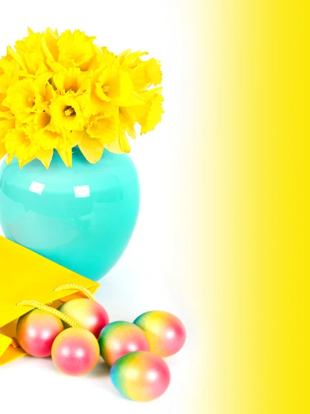 Narcisi fiori e uova di Pasqua — Foto Stock