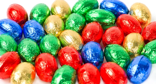 Kolorowe tło czekoladowe jaja wielkanocne — Zdjęcie stockowe