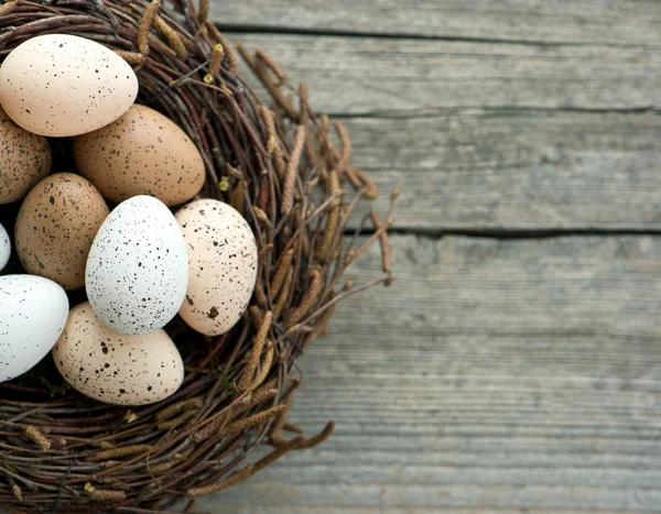 Boet med ägg på trä bakgrund — Stockfoto