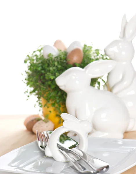 Paskalya tavşanı ve yumurta dekorasyonu ile sofra — Stok fotoğraf