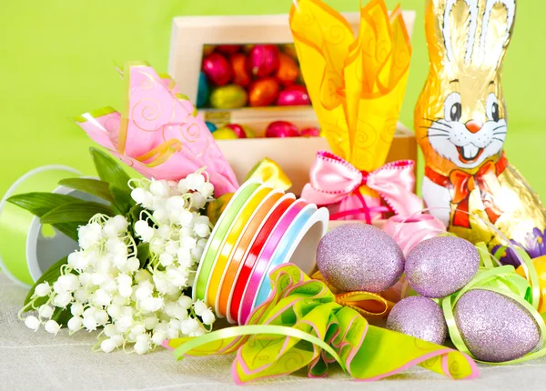 Decoración de Pascua. huevos y flores —  Fotos de Stock