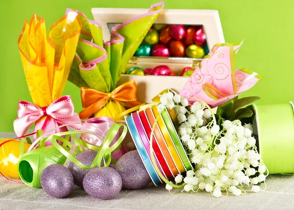 Decoração de Páscoa. ovos e flores — Fotografia de Stock