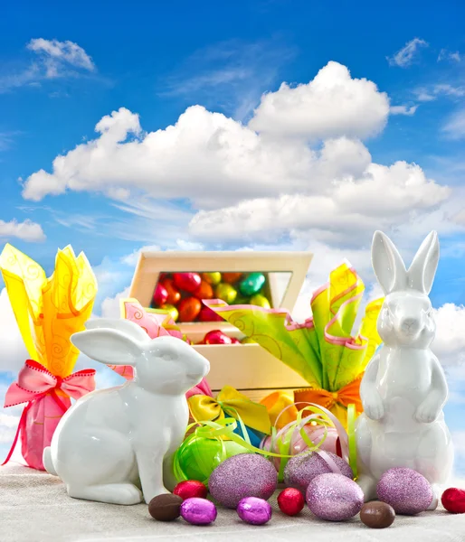 Paskalya yumurtaları ve bunnies mavi bahar gökyüzü üzerinde — Stok fotoğraf