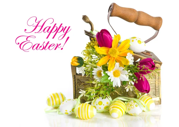 Flores de primavera y huevos de Pascua sobre fondo blanco — Foto de Stock