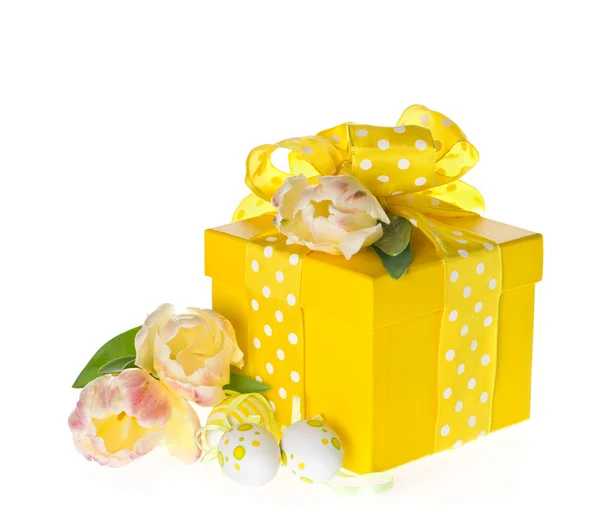 Boîte cadeau avec des tulipes fraîches et des œufs de Pâques — Photo