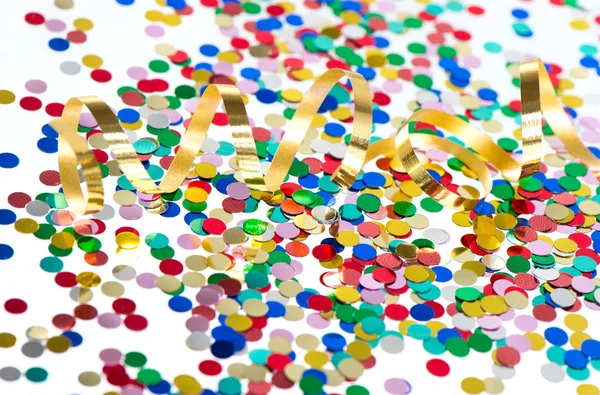 Kleurrijke confetti achtergrond met gouden streamer — Stockfoto
