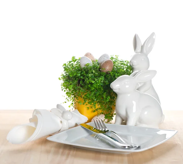Påsk dukningen med påskhare och ägg dekoration — Stockfoto