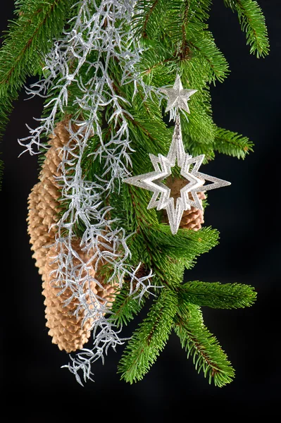 Weihnachtsbaum mit silbrig glänzender Dekoration — Stockfoto