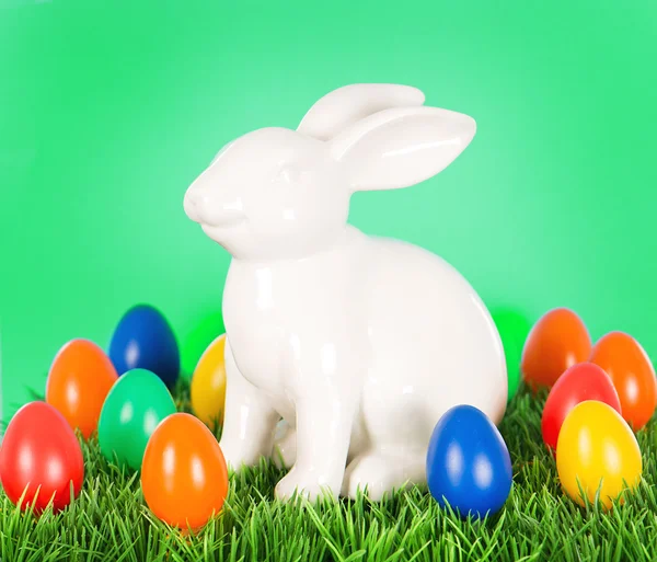Osterdeko-Hase mit bunten Eiern — Stockfoto