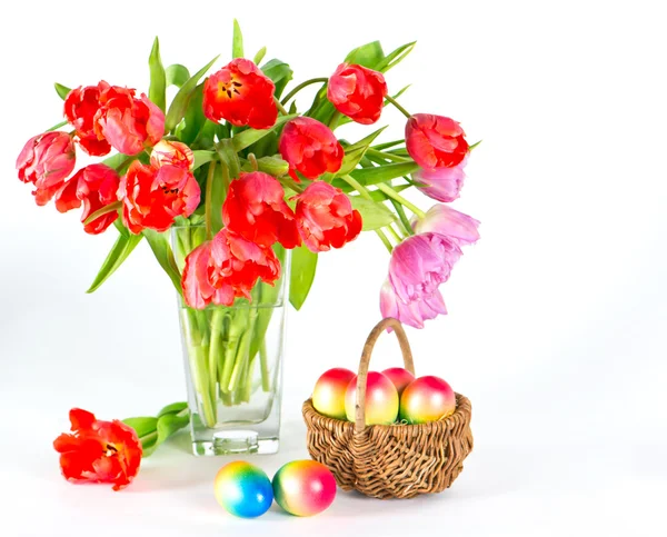 Tulipa vermelha flores da primavera e ovos de Páscoa — Fotografia de Stock