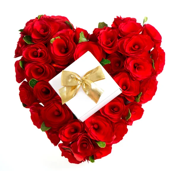 Corazón de rosas rojas con regalo y arco dorado — Foto de Stock