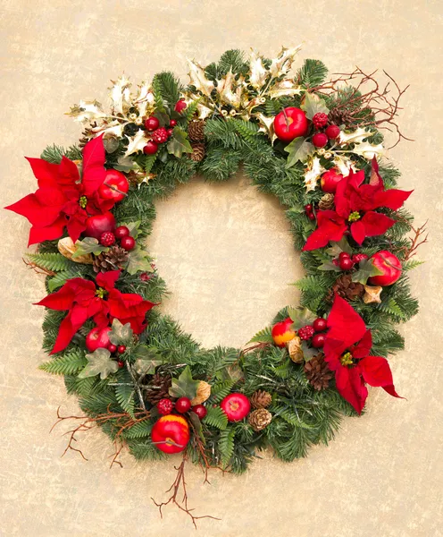 Рождественский венок с цветами красной пуансеттии — стоковое фото