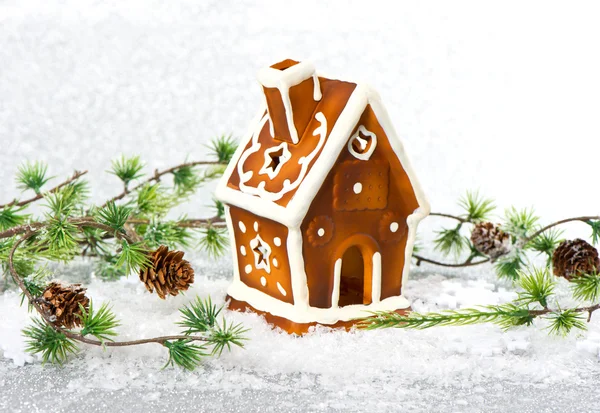 Dekorative Weihnachten Lebkuchenhaus im Schnee — Stockfoto