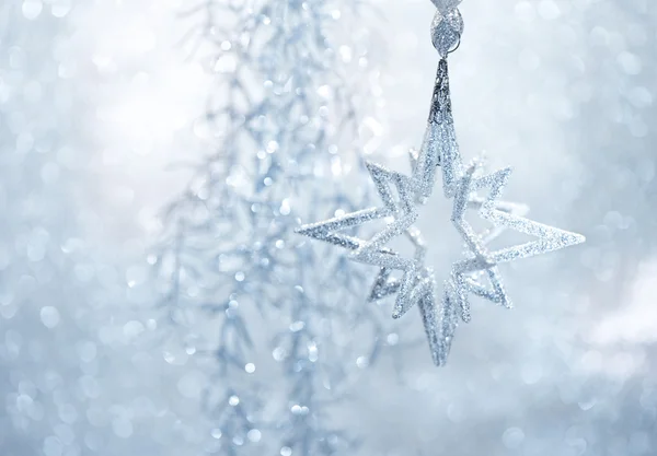 Niebieski błyszczący gwiazda. Boże Narodzenie czy nowy rok ozdoba — Zdjęcie stockowe