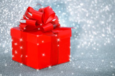 Gümüş parlak zemin üzerine kırmızı hediye