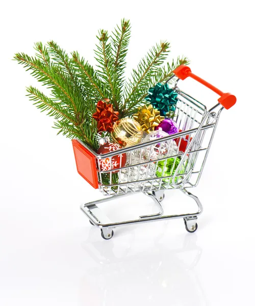 Carrinho de compras com decoração de árvore de natal — Fotografia de Stock