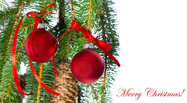 Feliz navidad. decoración con bolas rojas y rama de abeto — Foto de Stock