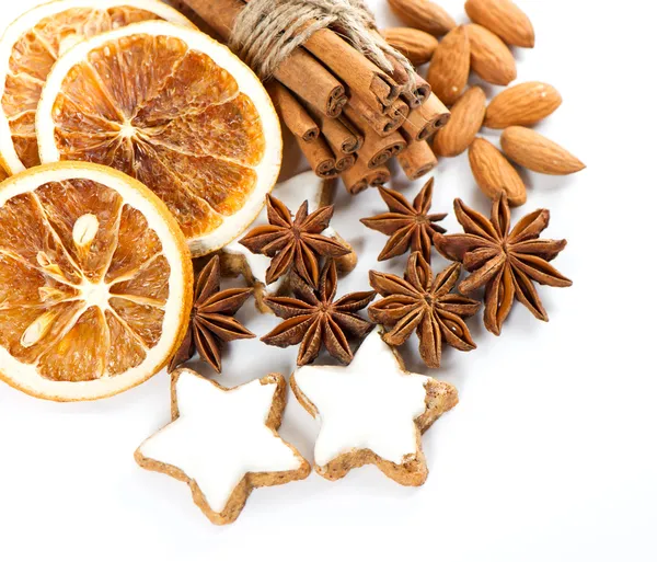 Palitos de canela, estrellas de anís y rodajas de naranja seca —  Fotos de Stock