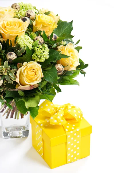 Pasen bloemen boeket met eieren decoratie — Stockfoto