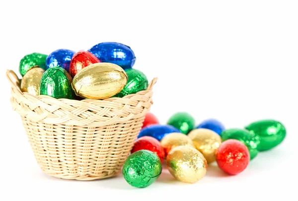 Πολύχρωμο σοκολατένια αυγά στο καλάθι — Φωτογραφία Αρχείου