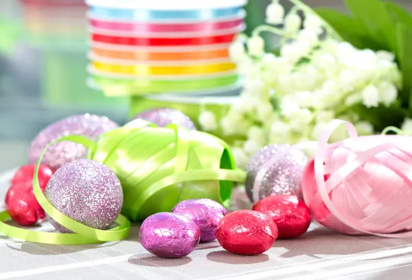 Easter decoration. eggs and flowers — Stock Photo, Image