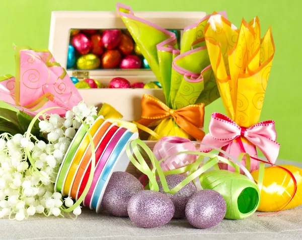 Easter decoration. eggs and flowers — Stock Photo, Image