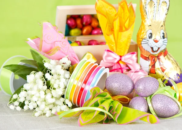 Decoración de Pascua. huevos y flores —  Fotos de Stock