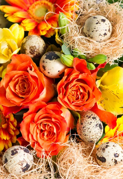 Påsk rosor bukett. färgglada blommor och ägg — Stockfoto