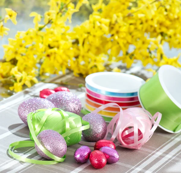Paskalya dekorasyon. yumurta ve çiçekler — Stok fotoğraf