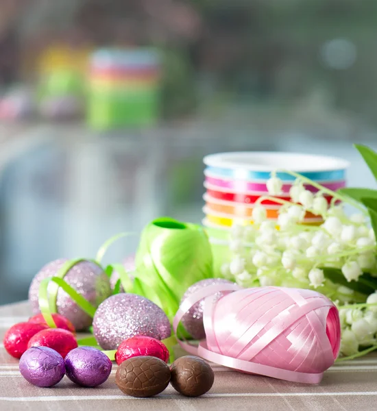 Çikolata yumurta ve çiçekler. Paskalya dekorasyon — Stok fotoğraf