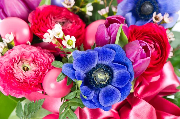 Barevné Velikonoce květiny kytice — Stock fotografie