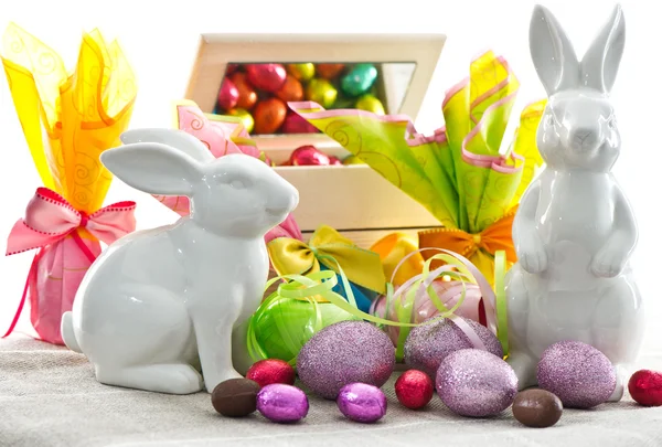 Пасхальное украшение. яйца и кролики — стоковое фото
