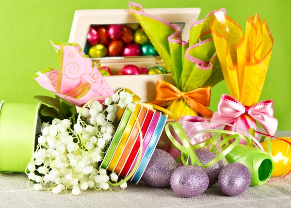 Paskalya dekorasyon. yumurta ve çiçekler — Stok fotoğraf