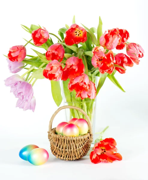 Coloridas flores de primavera y huevos de Pascua — Foto de Stock