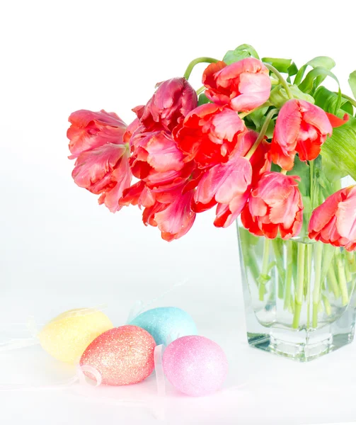 Tulipanes rojos y huevos deco de Pascua — Foto de Stock