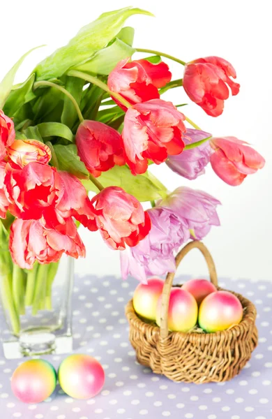 Πολύχρωμα Ανοιξιάτικα λουλούδια τουλίπα και Πασχαλινά αυγά — Φωτογραφία Αρχείου