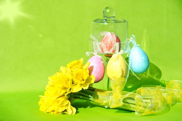 Composition colorée de Pâques. Fleurs et oeufs — Photo