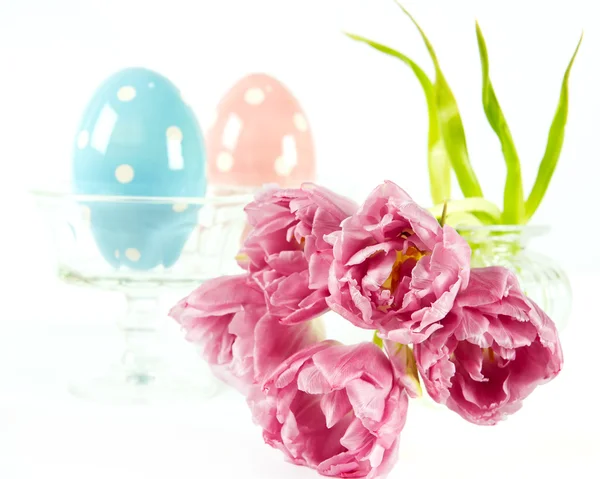 Decoración de Pascua. flores de primavera con huevos de Pascua — Foto de Stock