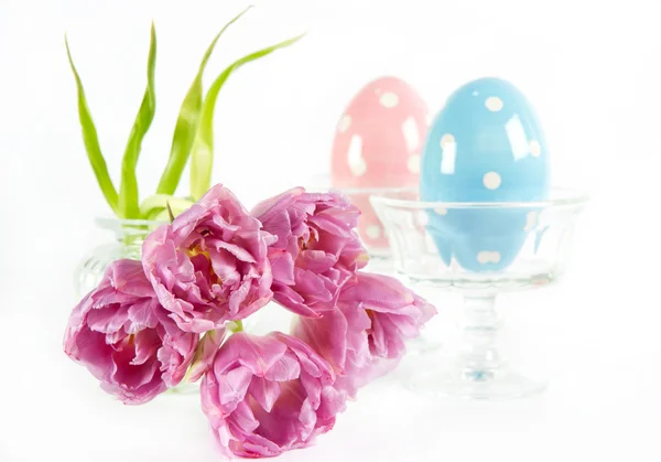 Pasen decoratie. Lentebloemen met keramische eieren — Stockfoto