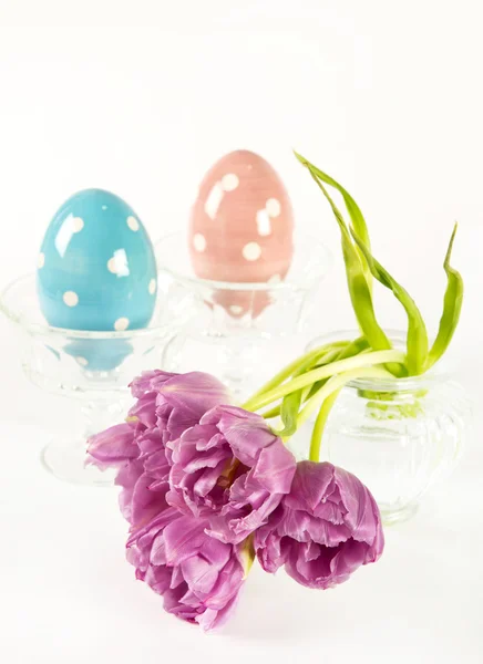 Pasen decoratie. Lentebloemen met keramische eieren — Stockfoto