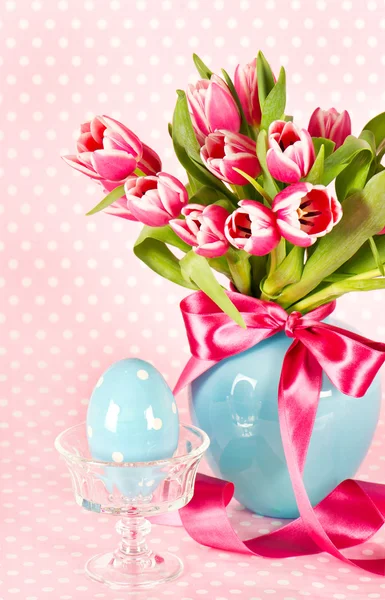 Fiori di tulipano primaverili con uovo di Pasqua in ceramica — Foto Stock