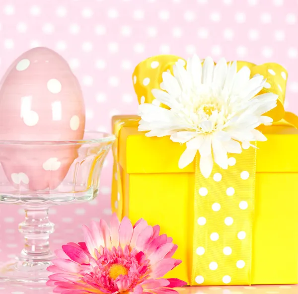Пасхальное яйцо, герберские цветы и подарочная коробка — стоковое фото