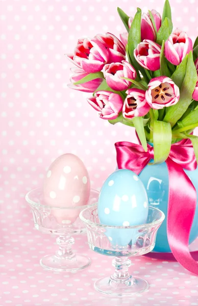 Flores de tulipán de primavera con huevos de Pascua de cerámica — Foto de Stock