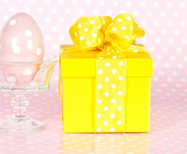 Ceramic easter egg and gift box — Stock Photo, Image