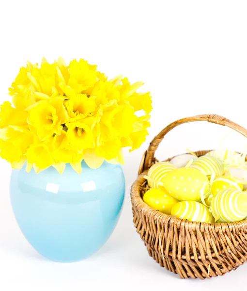 Narcisos de primavera e ovos de Páscoa — Fotografia de Stock