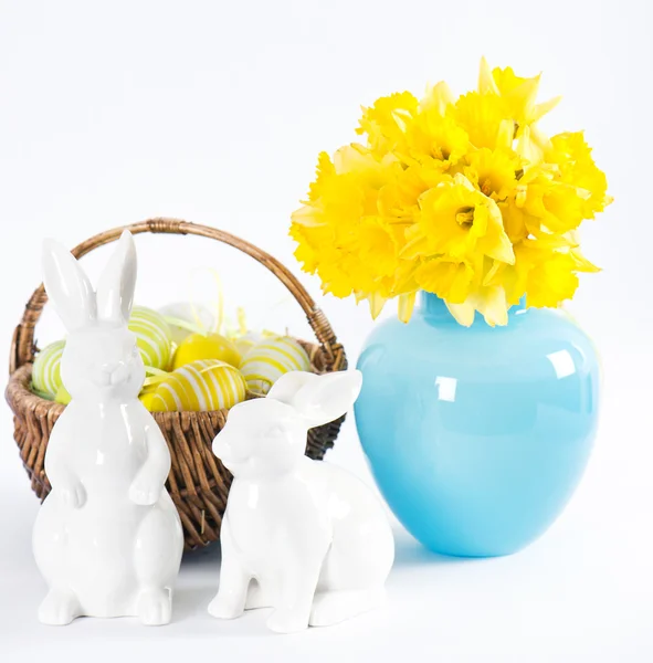 Decoração de Páscoa com narcisos, coelhos e ovos — Fotografia de Stock