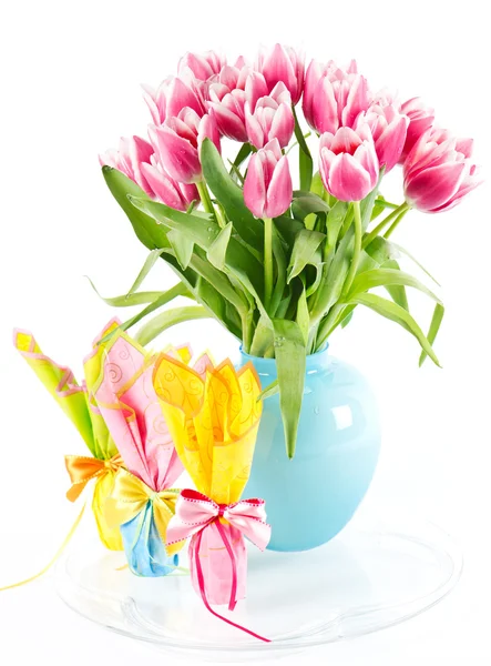 Tulipanes rosados y huevos de Pascua de chocolate — Foto de Stock