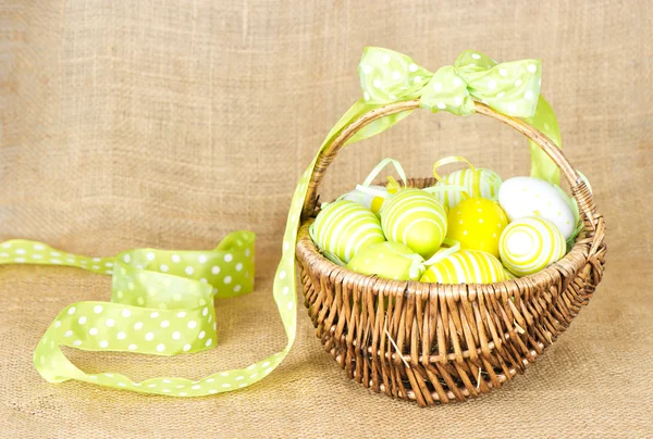 Oeufs de Pâques jaunes dans le panier — Photo