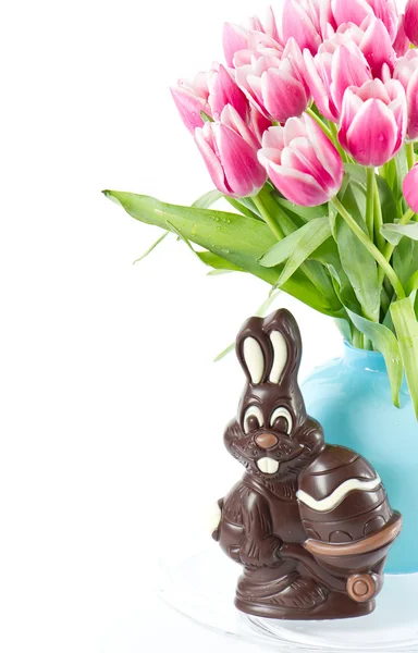 Chocolate easter bunny and pink tulip flowers — Stock Photo, Image